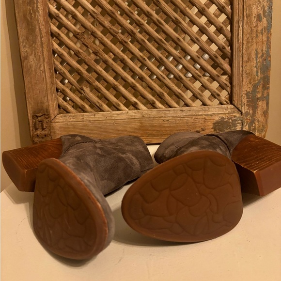 These boots are GORGEOUS!! Worn one time! They are a size 8. - Picture 7 of 8